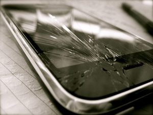 Crack iphone 4 screen