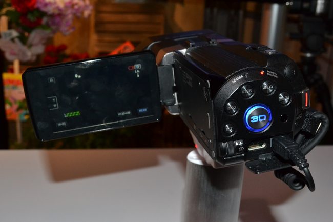 jvc-gs-td1-3d-camcorder-ces-2011-2