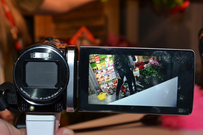 jvc-gz-hm960-2d-to-3d-camcorder-ces-2011-1