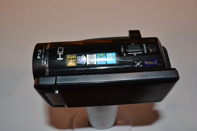 jvc-gz-hm960-2d-to-3d-camcorder-ces-2011-2