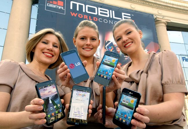 lg-optimus-3d-mwc-optimus-pad-youtube-3d