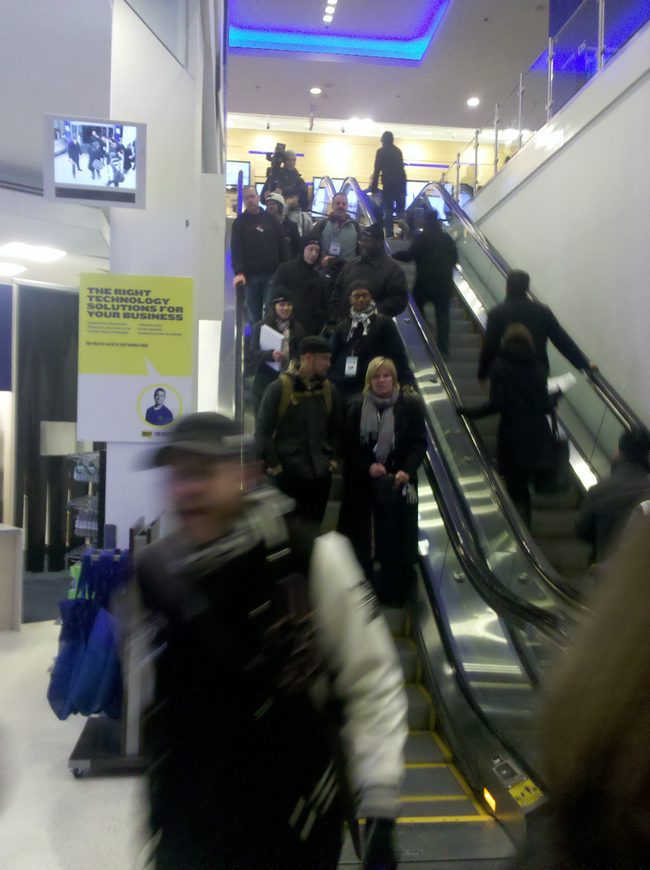 nintendo-3ds-event-best-buy-escalator-entrance