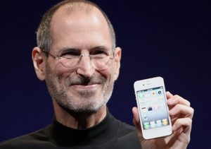steve-jobs-holding-iphone-4-smile