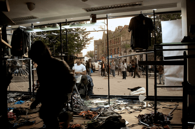 London-looters-catch-a-looter