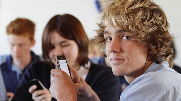 student-smartphone
