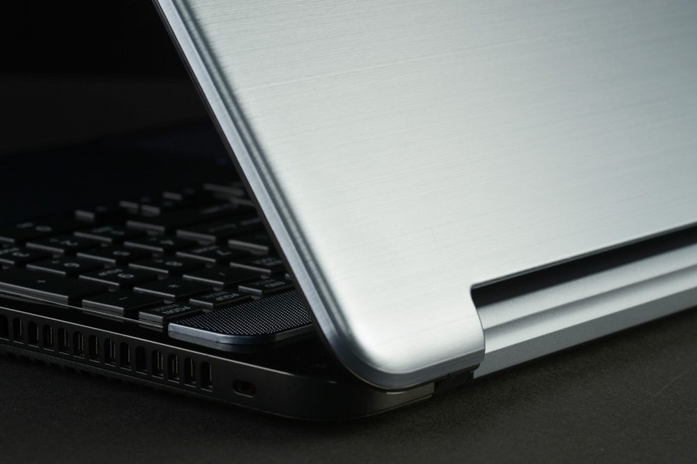 Toshiba Satellite S955 review hinge