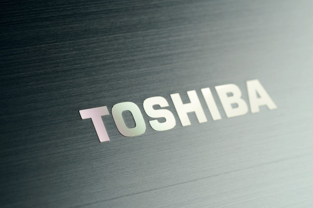 Toshiba Satellite S955 review lid logo