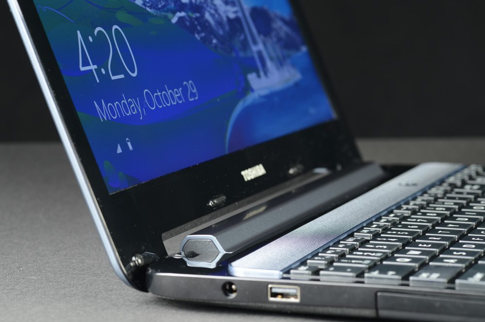 Toshiba Satellite S955 review side view