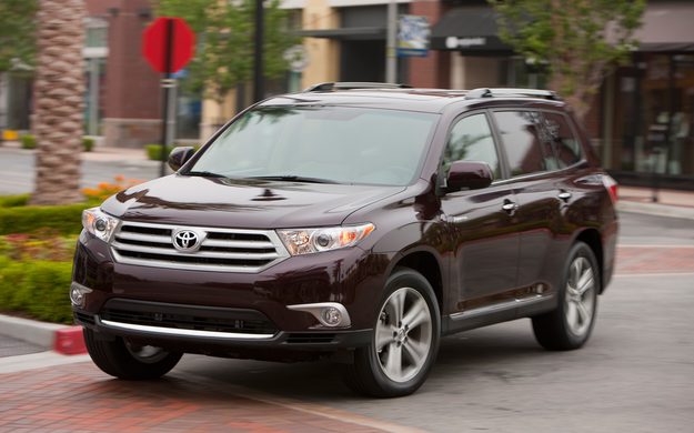 2013 Toyota Highlander front three quarter