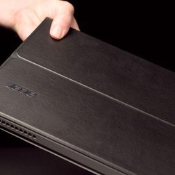 Acer Aspire P3 review lifting case