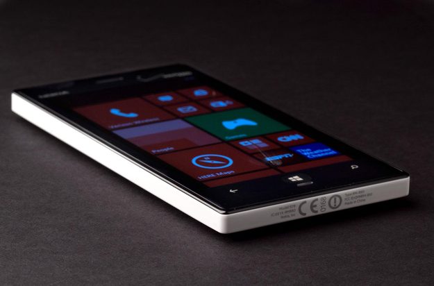 Nokia Lumia 928 bottom right angle