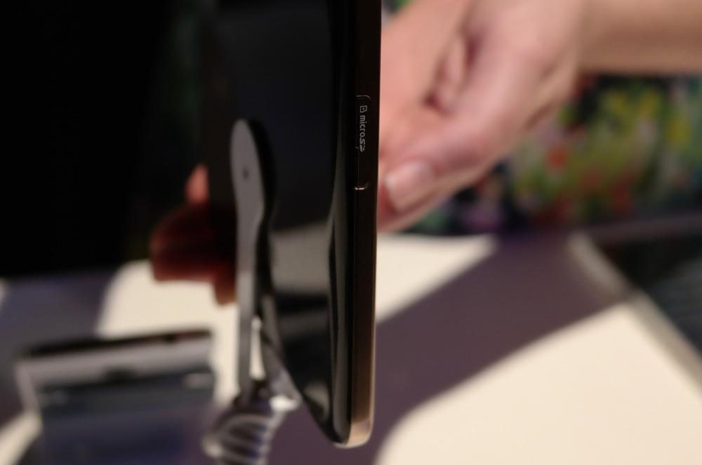 Galaxy Tab 3 8.0 micro SD card slot
