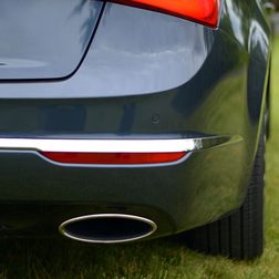2014 Kia Cadenza exterior rear exhaust macro