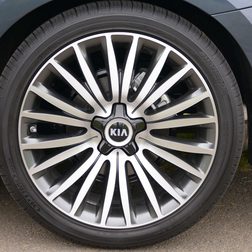 2014 Kia Cadenza wheel macro