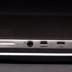 TOSHIBA Satellite Click ports