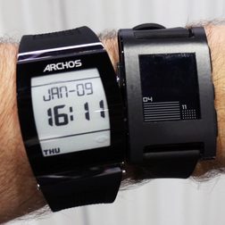 Archos Smartwatch vs Pebble