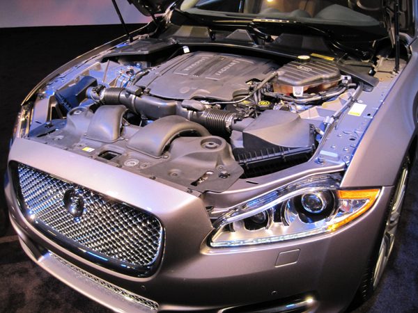 jaguar_xj_engine_bay