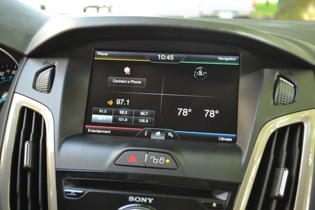 2012 Ford Focus SEL Review touchscreen