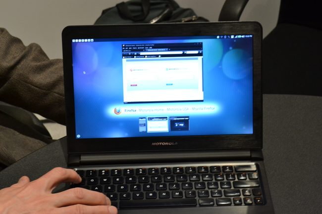 motorola-atrix-laptop-multitasking-between-windows-ces-2011