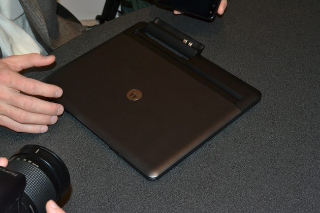 motorola-atrix-phone-being-docked-into-laptop-ces-2011