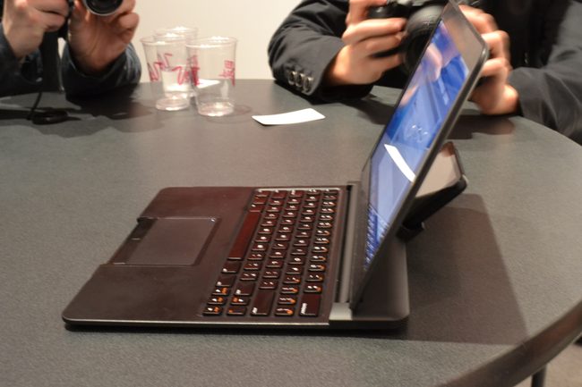 motorola-atrix-phone-docked-into-laptop-sideshot-ces-2011