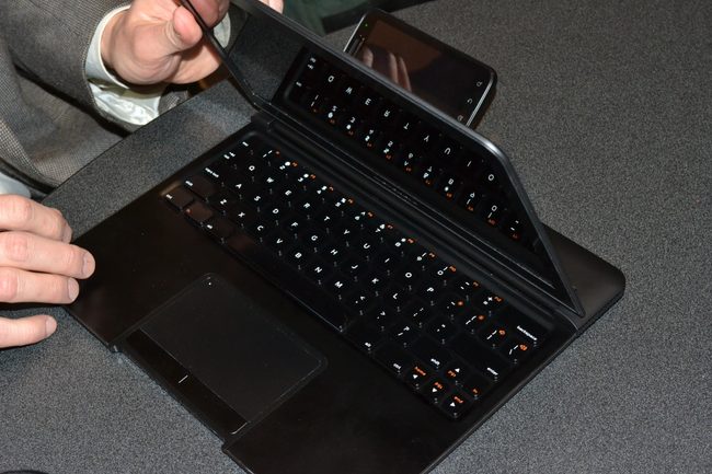 motorola-atrix-phone-fully-docked-into-laptop-ces-2011