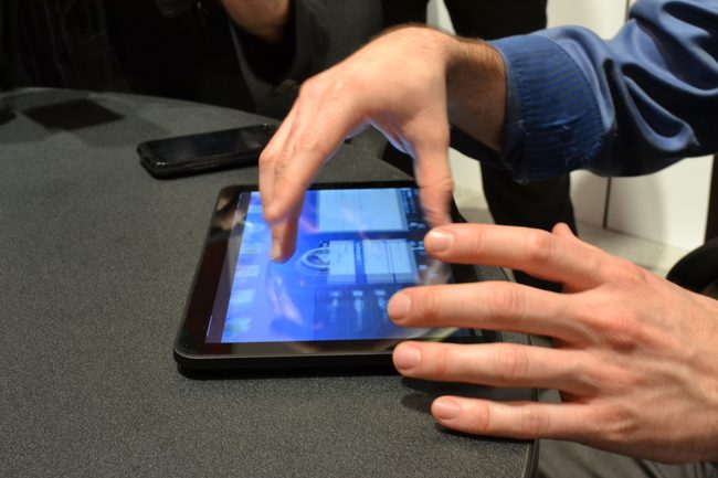 motorola-xoom-tablet-ten-finger-touch-ces-2011