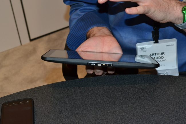 motorola-xoom-tablet-thickness-ces-2011