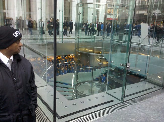apple-ipad-2-launch-new-york-city-5th-avenue-2
