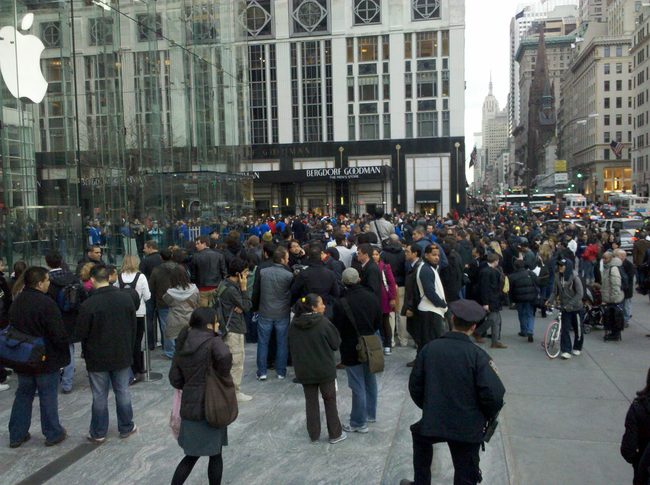 apple-ipad-2-launch-new-york-city-5th-avenue-3
