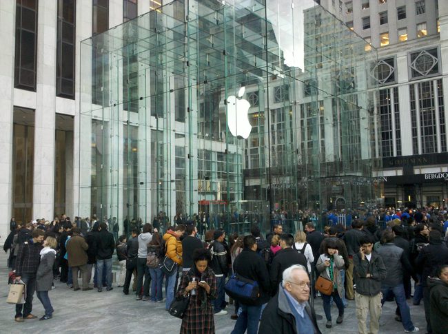 apple-ipad-2-launch-new-york-city-5th-avenue-4