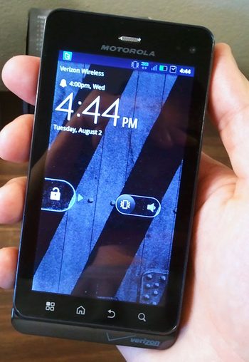 motorola-droid-3-front-screen-home
