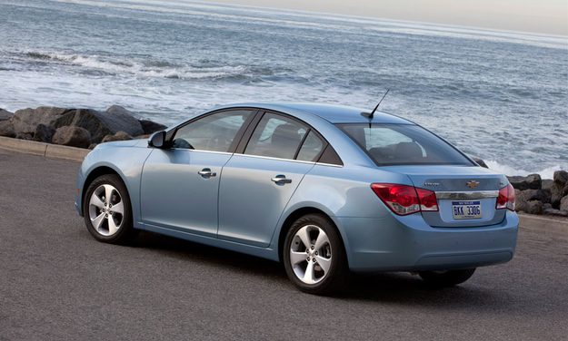 2011-Chevrolet-Cruze-rear
