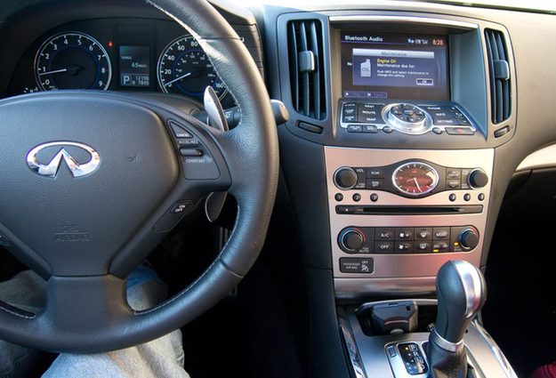 2011-infiniti-g37-sedan-front-right