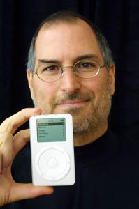 steve-jobs-ipod-holding
