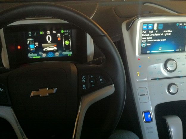 2012-Chevy-Volt-Wheel-and-Console
