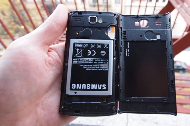 samsung-focus-flash-review-rear-battery