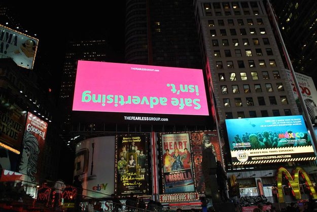 Nikon 1-J1 Times-Square-At-Night Sample Pictures