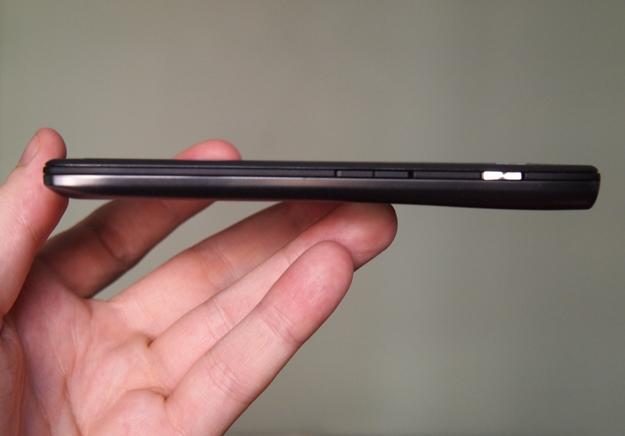 Motorola-Droid-Razr-Maxx-Design-and-Feel