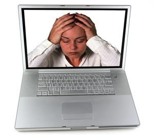 Onilne dating frustration (shutterstock)