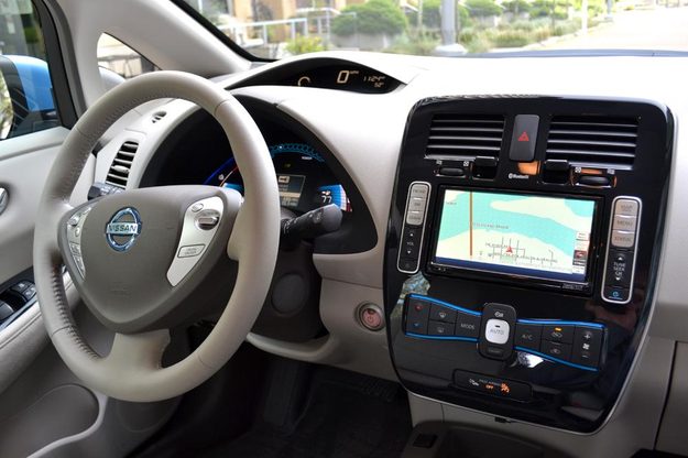 2012 Nissan Leaf review interior dash wheel