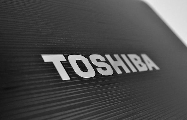 Toshiba Satellite P755 review lid detail
