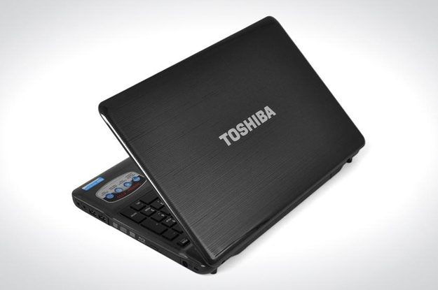 Toshiba Satellite P755 review lid open angle left