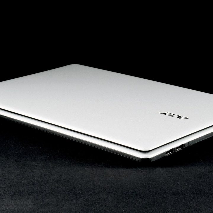 Acer Aspire E1 top angle