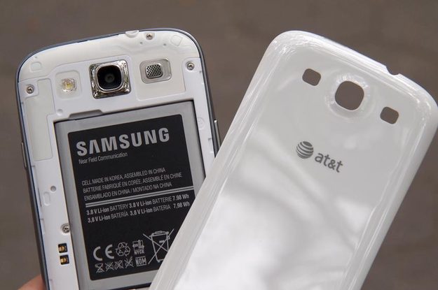 Samsung Galaxy S3 review back polycarbonate cover battery camera