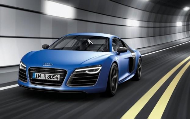 2013 Audi R8 front three-quarter view