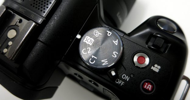 Panasonic Lumix DMC G5K review screen back dial dslr