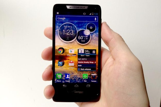 Motorola DROID RAZR M review front homepage android smartphone