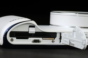 Samsung Galaxy Camera EK GC100 Review battery compartment
