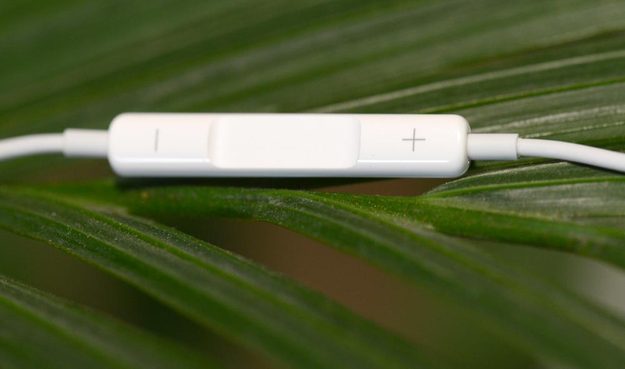 Apple Earpods headphones remote